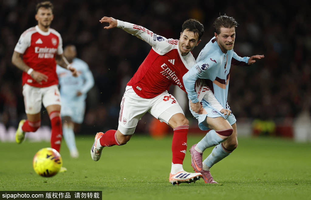 英超-梅里诺传射萨卡破门 赖斯伤退阿森纳2-0小蜜蜂5分领跑